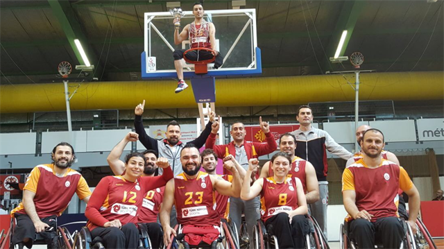 Galatasaraylı basketbolcuların şampiyonluk pozu.