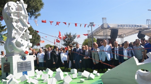 Gürcü heykel sanatçısı Jhon Gogaberishvili'nin eserleştirdiği "Srebrenitsa Soykırımı Anıtı" Kartal Meydanı'nda açıldı.
