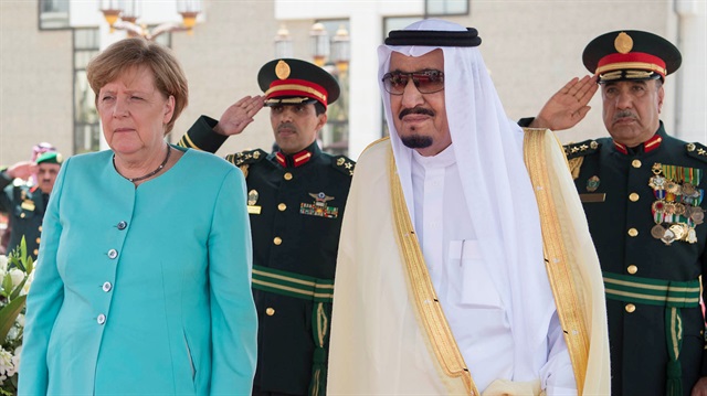 Suudi Arabistan Kralı Selman bin Abdulaziz, Almanya Başbakanı Angela Merkel'i kabul etti.