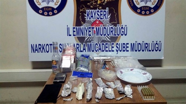 Kayseri'de İl Emniyet Müdürlüğü Narkotik Suçlarla Mücadele Şube Müdürlüğü ekipleri yaptığı operasyonla yüklü miktarda uyuşturucu madde ele geçirdi.