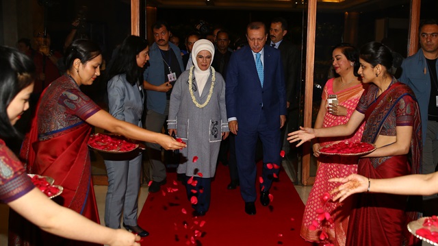 Cumhurbaşkanı Erdoğan'ın tören alanındaki yerini almasının ardından Türk ve Hindistan milli marşları çalındı. Erdoğan, daha sonra tören kıtasını denetledi.