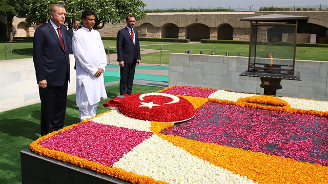 Cumhurbaşkanı Erdoğan, Gandhi'nin Anıtını ziyaret etti.