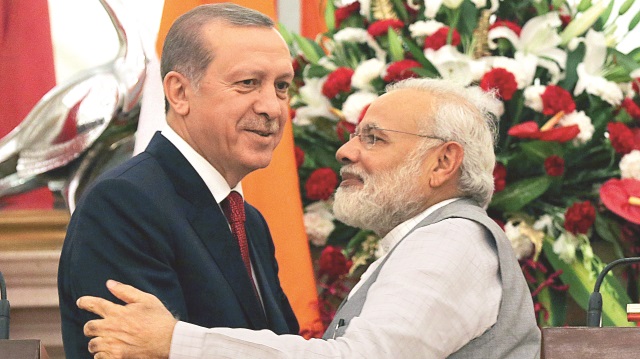 Cumhurbaşkanı Erdoğan, Hindistan Başbakanı Modi tarafından samimi bir şekilde karşılandı.