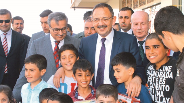 Mehmet Özhaseki, Şırnak’ta çocuklara hediyeler verdi.