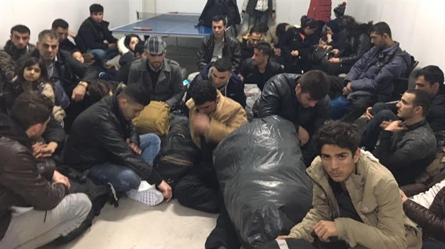 İzmir-Çeşme otoyolunda 57 göçmen yakalandı