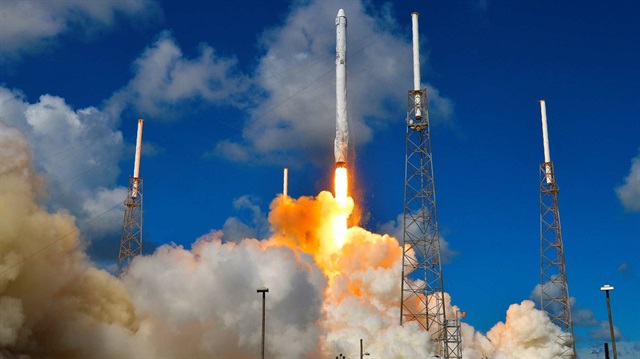 Elon Musk'ın öncülüğünde kurulan SpaceX şirketinin ürettiği Falcon 9 roketi, fırlatıldıktan sonra Dünya'ya geri dönebiliyor.