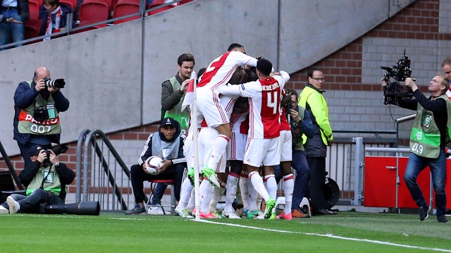 Ajaxlı futbolcuların gol sevinci.