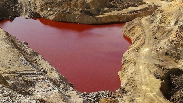 Terk edilmiş madendeki gölet, kızıla boyandı.