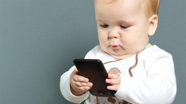 Bilim insanları, 6 ay ile 2 yaş arasındaki bebeklerin akıllı ekranlarla oynamasının geç konuşmalarına neden olabileceği uyarısı yaptı.