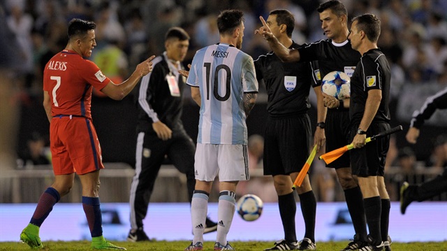 Lionel Messi'nin hakemle girdği diyalog sonrasında Arjantinli futbolcu 4 maç ceza almıştı.