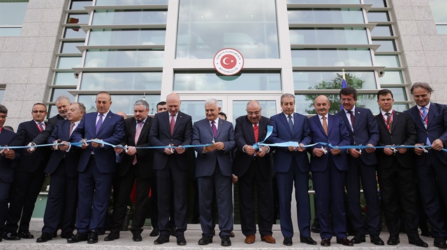 Başbakan Binali Yıldırım, Türkiye'nin Kişinev Büyükelçiliğinin yeni hizmet binasının açılış kurdelesini kesti.