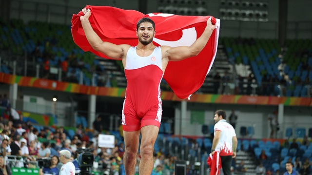 Milli güreşçimiz Taha Akgül, Avrupa Şampiyonası serbest stil 125 kiloda altın madalya kazandı.