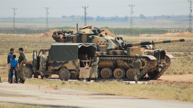 Şanlıurfa'ya getirilen tanklar Akçakale'de kazılan mevzilere yerleştirildi. Hedefte PKK'lılar var.
