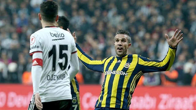 Van Persie, gol sevincini maçta gerginlik yaşadığı Oğuzhan Özyakup'a bakarak yaşamıştı.