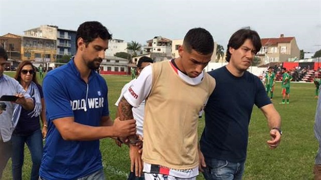 Yedek kulübesinde oyuna girmeyi bekleyen Lima polisler tarafından tutukalndı.