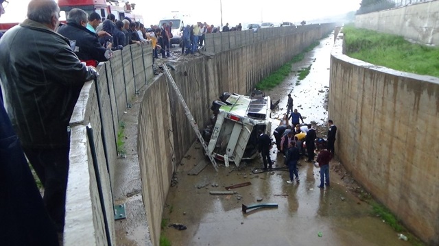 Yaralılar, çevredeki vatandaşların yardımıyla dereden çıkarıldı.