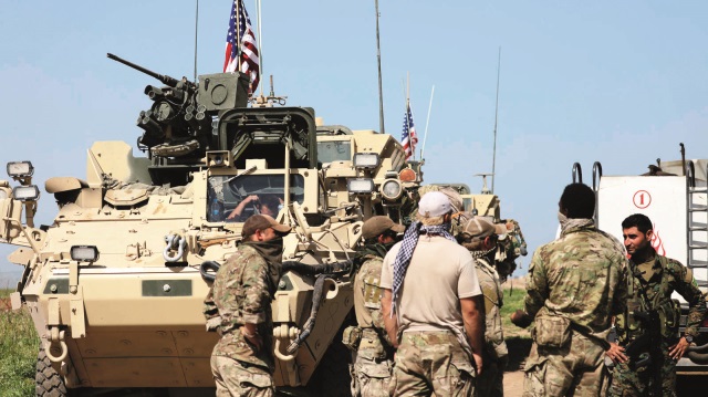 ABD, TSK'nın terör örgütü YPG'ye yönelik yaptığı operasyonların ardından, Türkiye-Suriye sınırına zırhlı araç ve özel kuvvetlerini sevk etti. ABD'li askerler sınırın Suriye tarafında teröristlerle nöbete başladı.