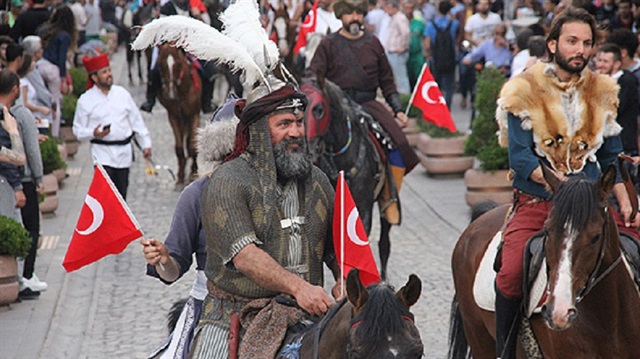  "Uluslararası Altın Ok Geleneksel Türk Okçuluğu ve Atlı Savaş Sanatları Festivali", kortej yürüyüşüyle başladı.