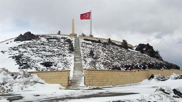 Erzurum'un yüksek kesimlerinde kar yağdı
