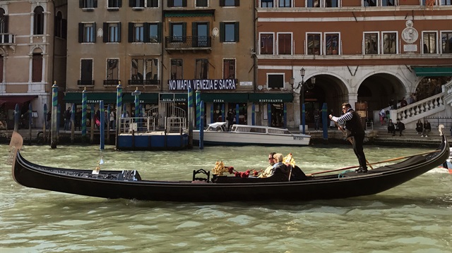 Venedik, İtalya'nın kuzeydoğusunda birbirinden kanallarla ayrılmış 118 adadan oluşan bir şehir. 