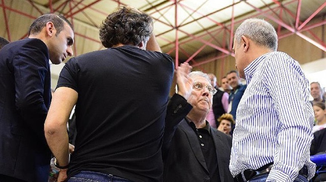 Aziz Yıldırım slapping the head of a rival team