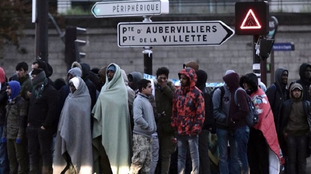 Fransa'da köprü altlarında ve otoyol girişinde yaşayan yaklaşık bin sığınmacı sabah saatlerinde gönderildi. 