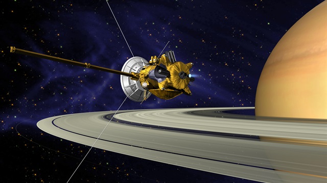 20 yıldır görevini sürdüren Cassini uzay aracının yakıtının sona ermesinden dolayı bu yılın Eylül ayında görevini tamamlayarak imha edilecek.