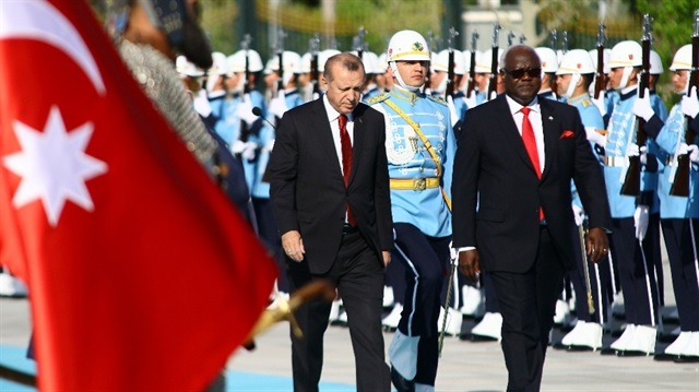 Cumhurbaşkanı Recep Tayyip Erdoğan, resmi ziyaret için Türkiye'de bulunan Sierra Leone Cumhurbaşkanı Ernest Bai Koroma'yı resmi törenle karşıladı.