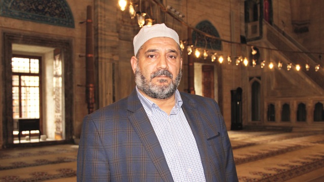 Yavuz Sultan Selim Camii eski İmamı Bahattin Çörek, 'hilafet kaftanı'nın Gülen'e götürülmek istendiğini yetkililere haber vererek korumaya alınmasını sağladı.