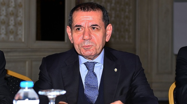 Galatasaray Başkanı Dursun Özbek, yayıncı kuruluşa açıklamalarda bulunuyor.