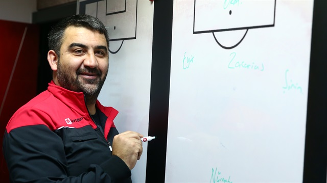 Gençlerbirliği başında 27 resmi maça çıkan Özat; 12 galibiyet 6 beraberlik ve 9 mağlubiyet aldı.