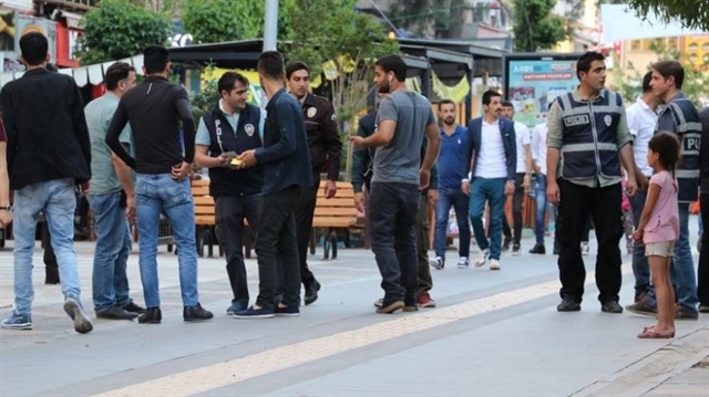 Diyarbakır'da İl Emniyet Müdürlüğü ekiplerince, kent merkezi ve 13 ilçede eş zamanlı asayiş uygulaması yapıldı.