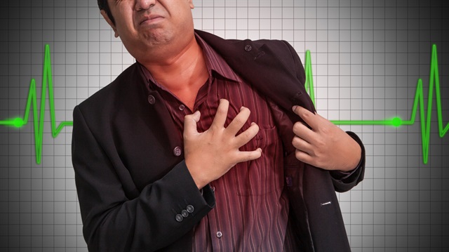 Yaş haricinde hastada tansiyon, şeker, kolesterol, sigara gibi risklerde varsa kalp krizi daha erken yaşlarda görülebiliyor.