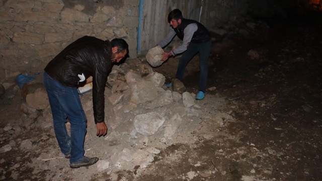 Erzurum'un Aşkale ilçesinde meydana gelen deprem sonucu Gölveren Mahallesi'ndeki bazı evlerde hasar oluştu.