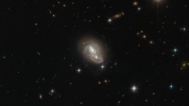 Saatte 2 milyon kilometre hızla birbirinin yanından geçen galaksilerin teğet noktasında yakınlaşmaları Hubble'ın merceğine yansıdı.

