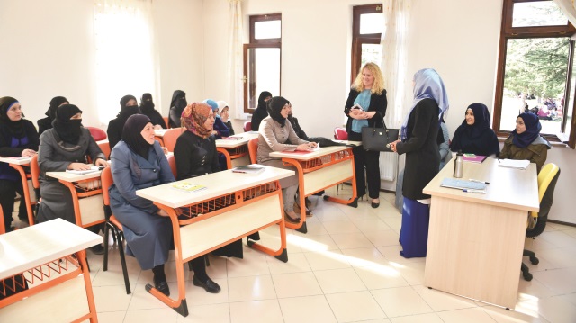 Altındağ Belediyesi Önder Kadınlar Eğitim ve Kültür Merkezi’ndeki kadınlar birbirlerine destek oluyor.