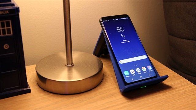 Samsung'un yeni amiral gemisi Galaxy S8'i şarj ederken ekranın açık olup olmadığına dikkat edin