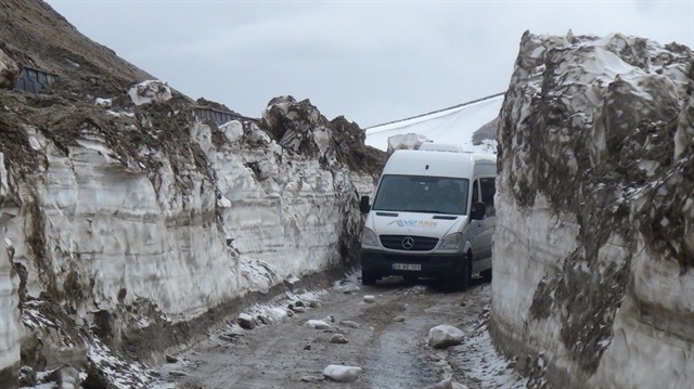 Bitlis'te mayıs ayına rağmen kar kalınlığı 4 metreyi buluyor. 
