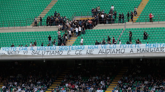 Taraftarlar Inter'in performansını protesto etti.