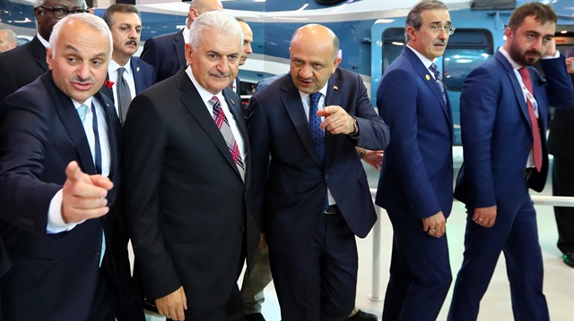 Bakan Fikri Işık, IDEF'te Başbakan Yıldırım'a projeler hakkında bilgi vermişti.