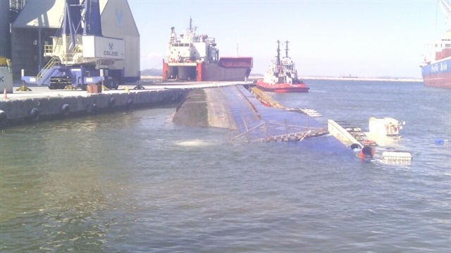 Bandırma'da konteyner gemisi yan yattı