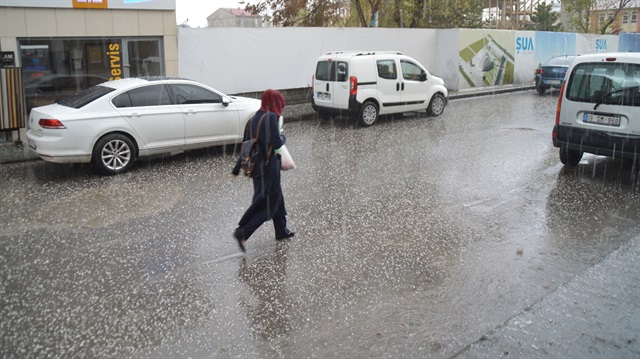 Doğu Anadolu etkili olan dolu yağışı vatandaşlara zor anlar yaşattı.