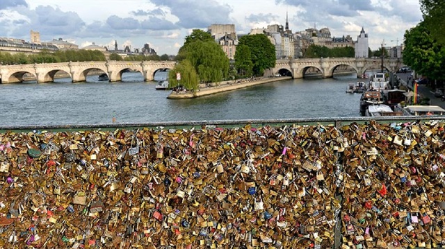 Paris'teki aşk kilitleri sığınmacılar için satışa sunuldu.