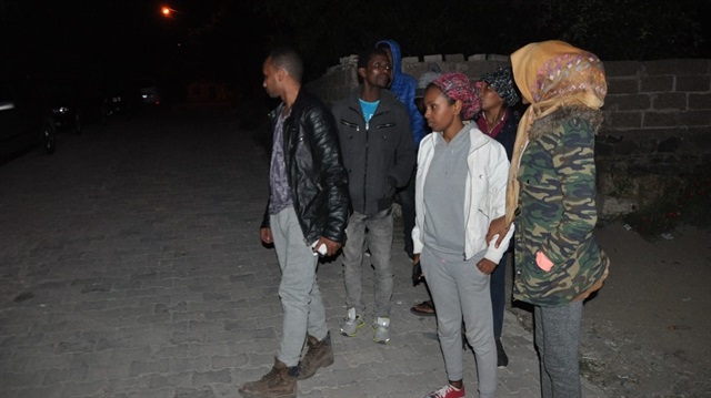 İhbar üzerine bölgeye giden polis ekipleri, kaçak mültecilerle karşılaştı.