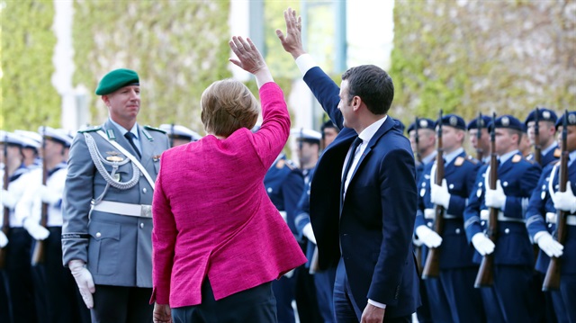Fransa Cumhurbaşkanı Macron, Almanya'da askeri törenle karşılandı.