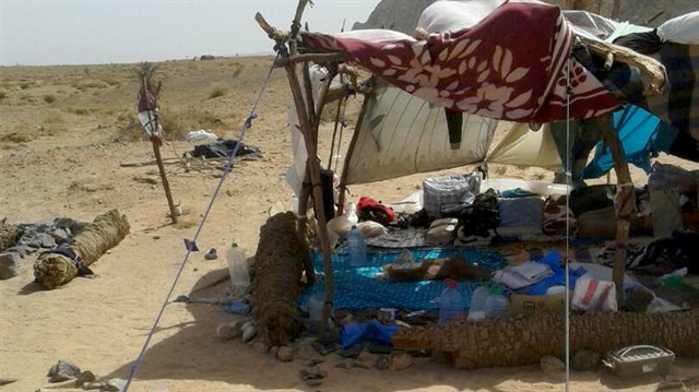 Cezayir-Fas çölünde mahsur kalan Suriyeliler yardım bekliyor. 

