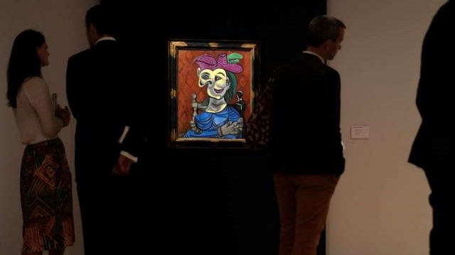 Picasso'nun en bilinen tablolarından biri olan 'mavi elbiseli oturan kadın' tablosu. 