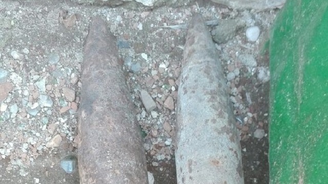 Manisa'da toprağa gömülü 2 top mermisi bulundu.