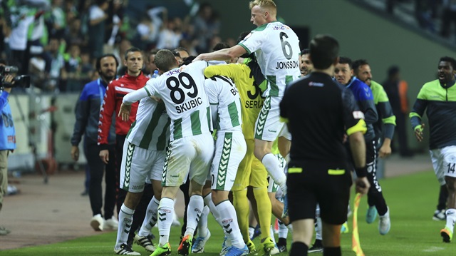 Konyasporlu futbolcuların gol sevinci.