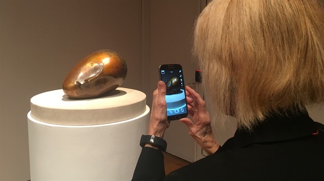 Modernizm akımının en önemli temsilcilerinden Constantin Brancusi'nin bronz kadın başı heykeli "La Muse Endormie."